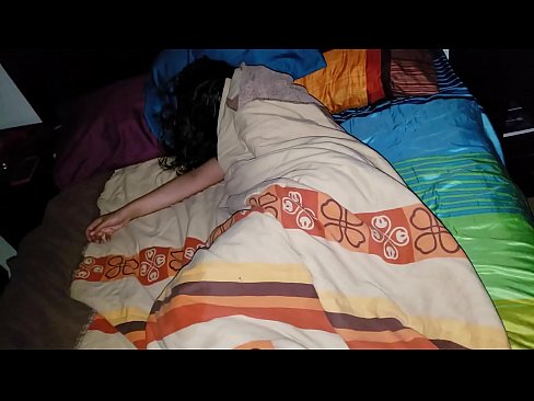 ❤️ Stiefson beréiert seng jonk Stéifmamm wärend hatt schléift. Fucking Video op lb.vegasservice.ru